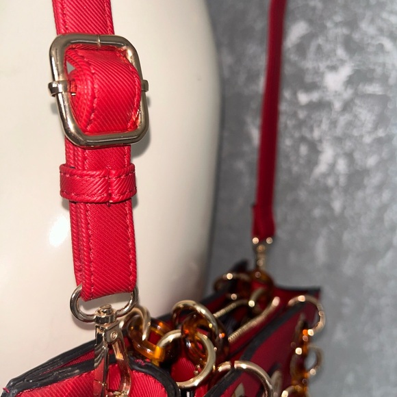 Tree of Life crossbody bag w/a detachable strap in the most gorgeous red color - Picture 4 of 7